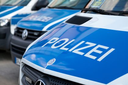 Geburtstagsfeier völlig eskaliert – Hunderte Jugendliche attackieren Polizisten