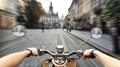 Polizei in Brandenburg stoppt nackten Mann auf Motorroller