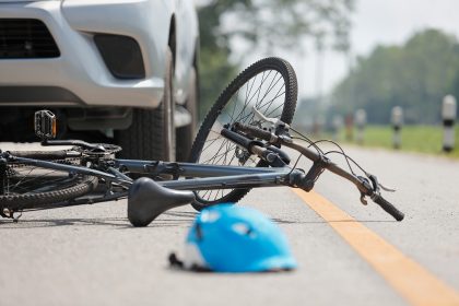 Perspektivlos und ohne Wohnung: Autofahrer überfährt Radfahrer, um im Gefängnis unterzukommen