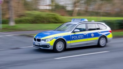 Schadenfreude in Berlin-Neukölln: Zerstochener Reifen am Polizeifahrzeug nach Fehlalarm – Täter verschwindet in Menge