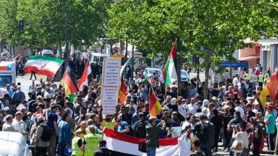Hunderte Teilnehmer versammeln sich zu Al-Kuds-Marsch