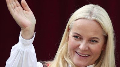 Norwegens Kronprinzessin Mette-Marit fährt mit Lese-Zug zur Frankfurter Buchmesse