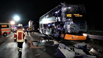Auffahrunfall und Feuer: Zwei Reisebusse von Flixbus verunglückt