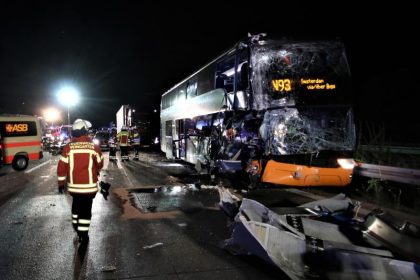 Auffahrunfall und Feuer: Zwei Reisebusse von Flixbus verunglückt