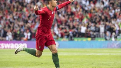 Ronaldo schießt Portugal mit Dreierpack ins Finale