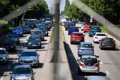 Pfingst-Reisewelle beginnt: Erste Staus auf den Straßen