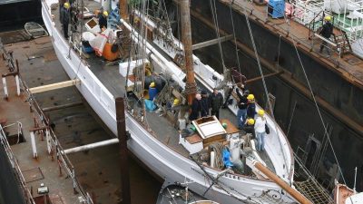 Historisches Segelschiff sinkt nach Kollision in Elbe – Fünf Verletzte
