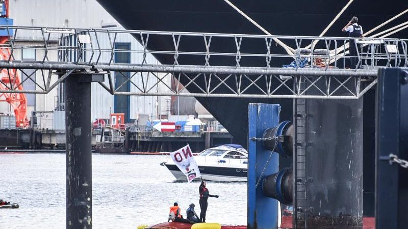 „Smash Cruiseshit“: Radikale Klima-Aktivisten blockieren Kreuzfahrtschiff in Kiel für sechs Stunden