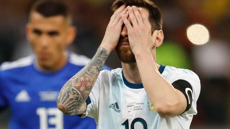 Hände vor dem Gesicht: Messis Team kurz vor dem Desaster
