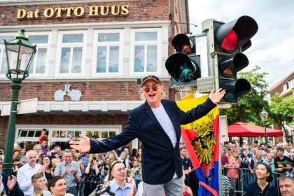 Komiker Otto Waalkes hat jetzt in Emden eine eigene Ampel in seiner Hüpfpose