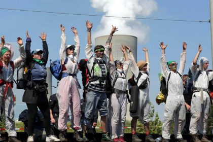 Schleswig-Holstein: Umweltaktivisten dringen widerrechtlich in Chemiewerk ein und erleiden Unterkühlung