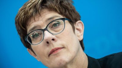 Kramp-Karrenbauer fordert SPD zur Unterstützung von der Leyens auf