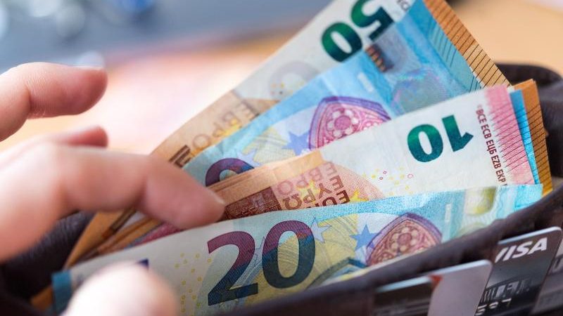 Geldregen auf Autobahn in NRW: 3000 Euro über zwei Kilometer verstreut auf Fahrbahn