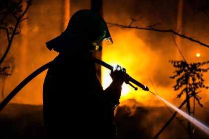 Feuerwehr rettet neun Menschen nach Explosion in fünfstöckigem Wohnhaus in Hamburg