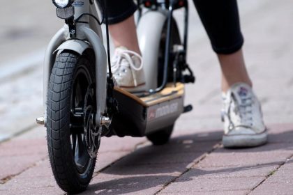 Berlin: E-Tretroller-Fahrerin stürzt und wird von Auto überrollt