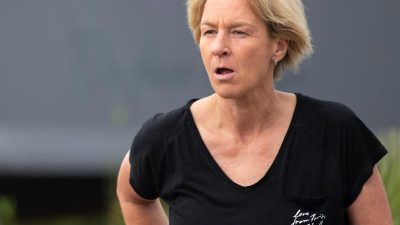 Voss-Tecklenburg bleibt Bundestrainerin – Team abgereist