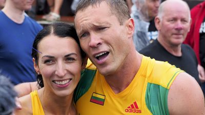 Wer seine Frau liebt, der trägt sie – Litauisches Paar verteidigt Weltmeistertitel im Frauentragen