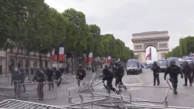 Angespannte Lage auf Pariser Champs-Elysées – Proteste und brennende Barrikaden