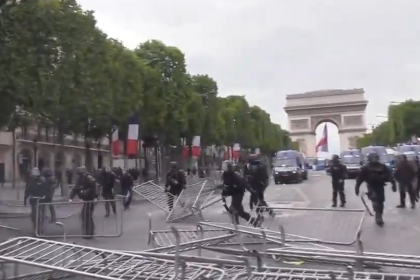 Angespannte Lage auf Pariser Champs-Elysées – Proteste und brennende Barrikaden