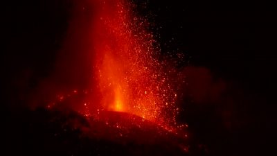 Feuerspektakel beim aktivsten Vulkans Europas: Der Ätna spuckt rote Glut in die Höhe