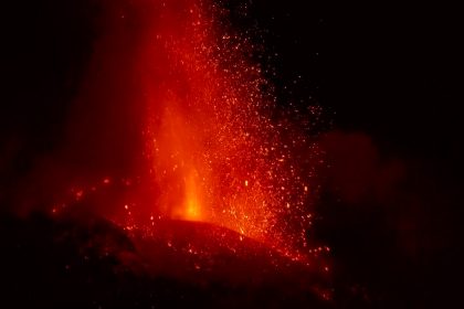 Feuerspektakel beim aktivsten Vulkans Europas: Der Ätna spuckt rote Glut in die Höhe