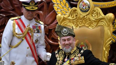 Malaysias Ex-König lässt sich kurz nach Hochzeit scheiden – Frau weiß nichts davon