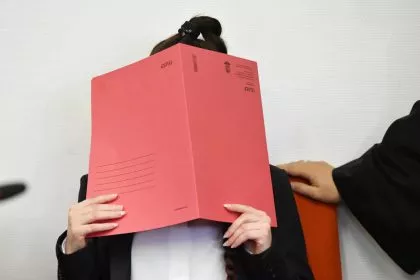 München: Prozess gegen deutsche IS-Jennifer - "Mama", dann Stille - Jesidische Mutter schildert Tod ihrer Tochter (5)