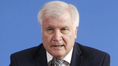 Seehofer weist Kritik an Flüchtlingspolitik zurück: Deutschland nimmt sehr viele Menschen auf