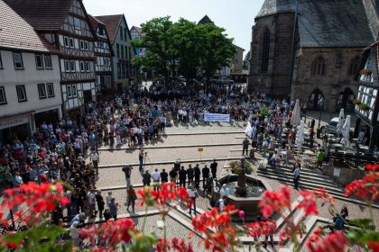Protest und Gegenproteste in Kassel und Halle: Mahnwache für Walter Lübcke