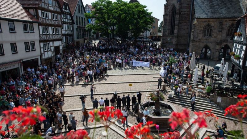 Protest und Gegenproteste in Kassel und Halle: Mahnwache für Walter Lübcke