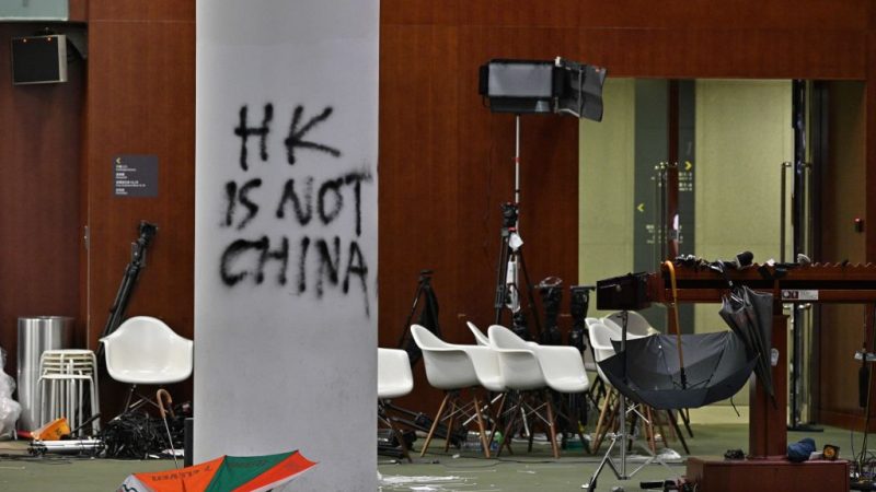 Hongkong kündigt hartes Vorgehen gegen Parlamentsbesetzer an