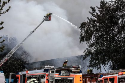 Großbrand auf Gelände von bekanntem Berliner Asiamarkt Dong Xuan unter Kontrolle