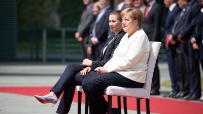 Nach drittem Zitteranfall hören Merkel und Frederiksen die Nationalhyme im Sitzen