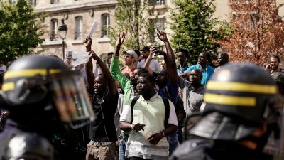 „Entweihung“ des Kuppelbaus: Hunderte Migranten besetzen Pariser Pantheon – Aufenthaltserlaubnis gefordert