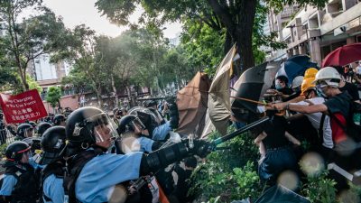 „Hongkong zurückgewinnen, Revolution unserer Zeit“: Zusammenstöße vor Polizeiwache in Hongkong