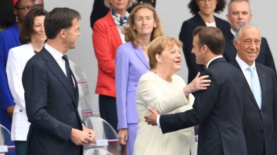 Kanzlerin Merkel ohne Zittern bei Militärparade zum französischen Nationalfeiertag in Paris
