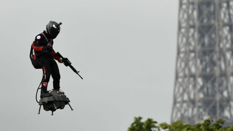 „Fliegender Mann“ verblüfft Zuschauer der Pariser Militärparade zum 14. Juli