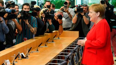 Sommerpressekonferenz Merkel: Deutschland sollte auf von der Leyen stolz sein