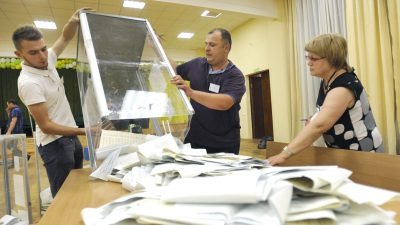 Wahl in der Ukraine: Selenskyjs Partei laut ersten Ergebnissen mit 42 Prozent in Führung