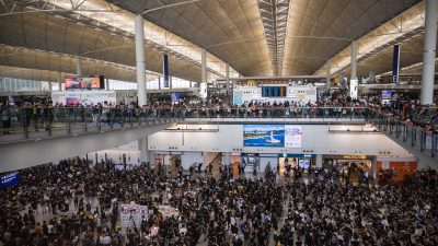 Hunderte Hongkonger wollen mit Demonstration in Flughafen Festlandchinesen aufklären