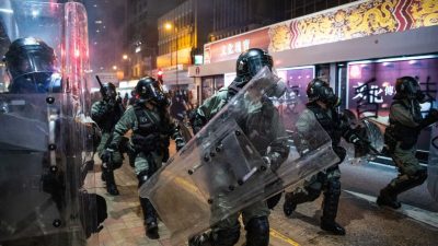 Hunderte Demonstranten verschanzen sich an U-Bahn-Station vor Hongkonger Polizei