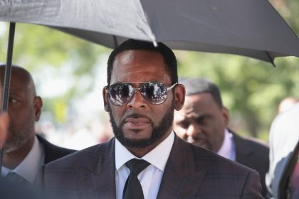 R. Kelly bleibt vorerst in Haft – Staatsanwalt stuft US-Sänger als extrem gefährlich ein