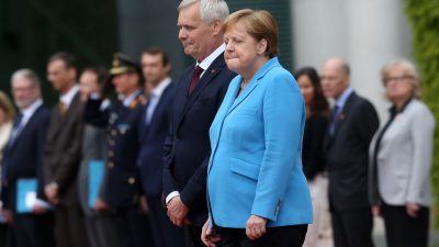 Merkel zittert erneut bei öffentlichem Auftritt – Kanzlerin: „Mir geht es sehr gut“