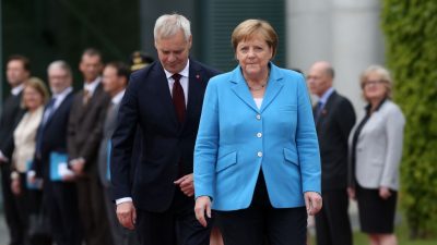 Merkels letzter Zitteranfall: Lippenleserin entziffert die geflüsterten Worte der Kanzlerin