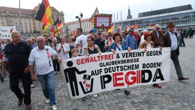 Merkel-Besuch in Dresden: Hitlergruß und Holocaustleugnung bei Pegida-Demonstranten