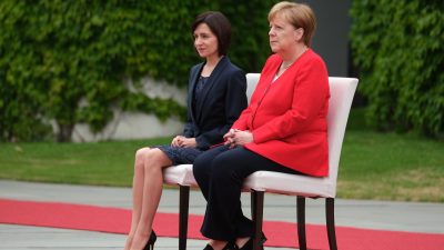 Merkel empfängt erneut Staatsgast im Sitzen