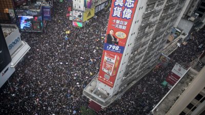 Hongkong: Demonstranten kritisieren Polizei und Regierung nach Schlägermob-Angriff – Polizei weist Kritik zurück