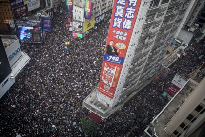 Hongkong: Demonstranten kritisieren Polizei und Regierung nach Schlägermob-Angriff – Polizei weist Kritik zurück