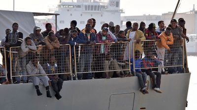Schiff der italienischen Küstenwache darf mit 130 Migranten doch auf Sizilien anlegen
