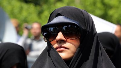 Die Sehnsucht nach Freiheit: Iranische Sittenpolizei zwingt junge Frauen am Strand zurück in ihre Hüllen (Video)